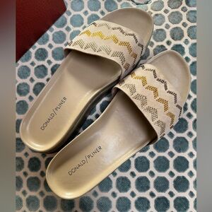 Donald J. Pliner Women's Sandals - Cream with Gold and Black Accents